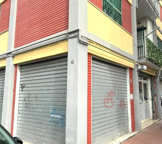 Foto 1 di 6 - Negozio in vendita a Napoli