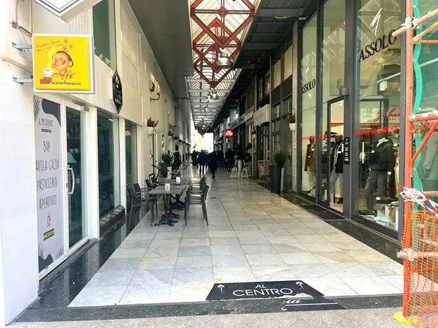 Foto 5 di 12 - Negozio in affitto a Napoli