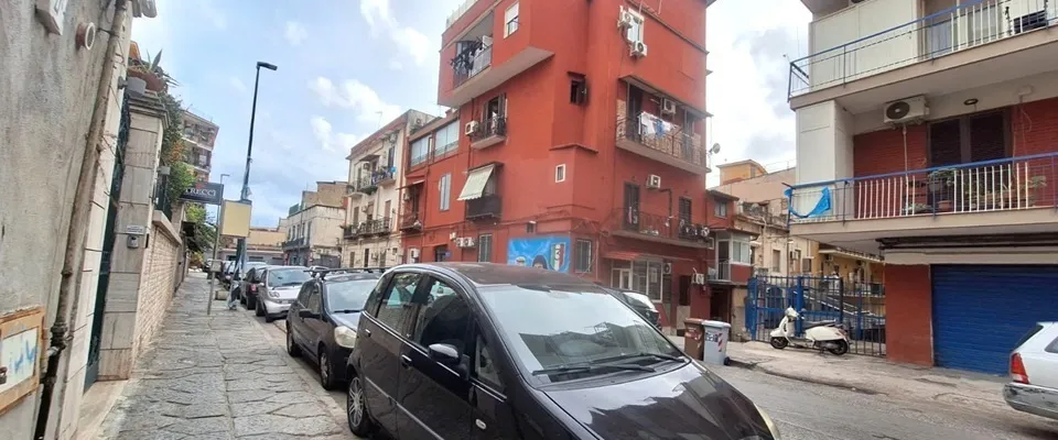 Foto 1 di 10 - Negozio in vendita a Napoli