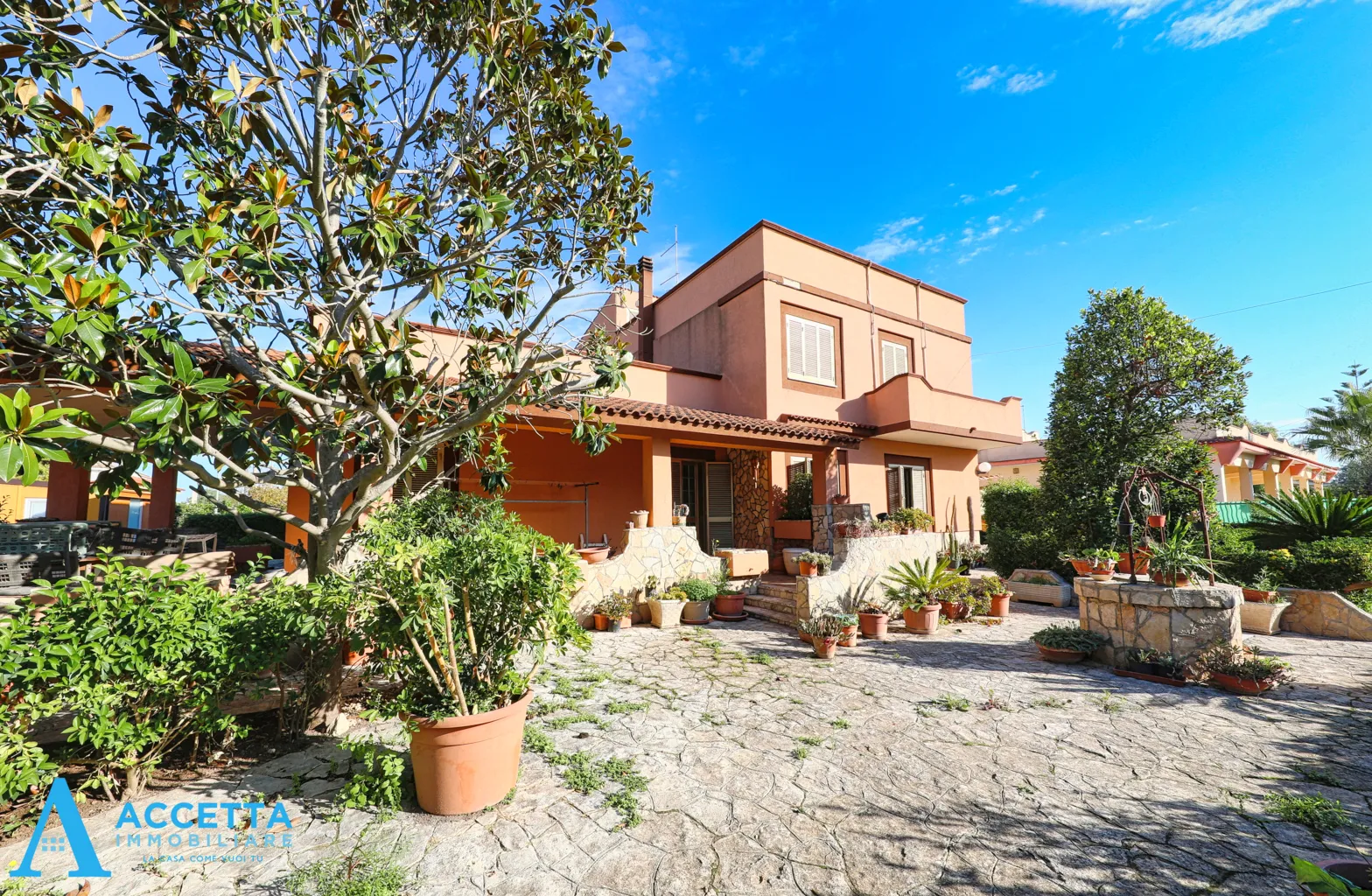 Foto 1 di 25 - Casa indipendente in vendita a Taranto