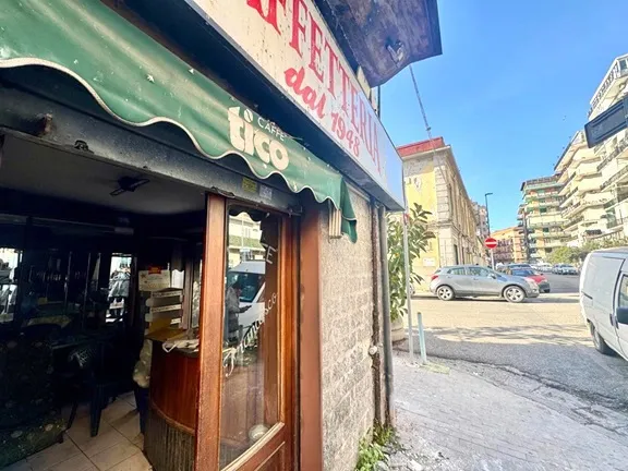 Foto 1 di 9 - Negozio in vendita a Napoli
