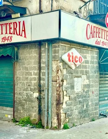 Foto 2 di 9 - Negozio in vendita a Napoli