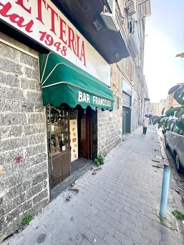 Foto 3 di 9 - Negozio in vendita a Napoli