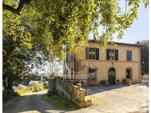 Foto 1 di 46 - Villa in vendita a Siena