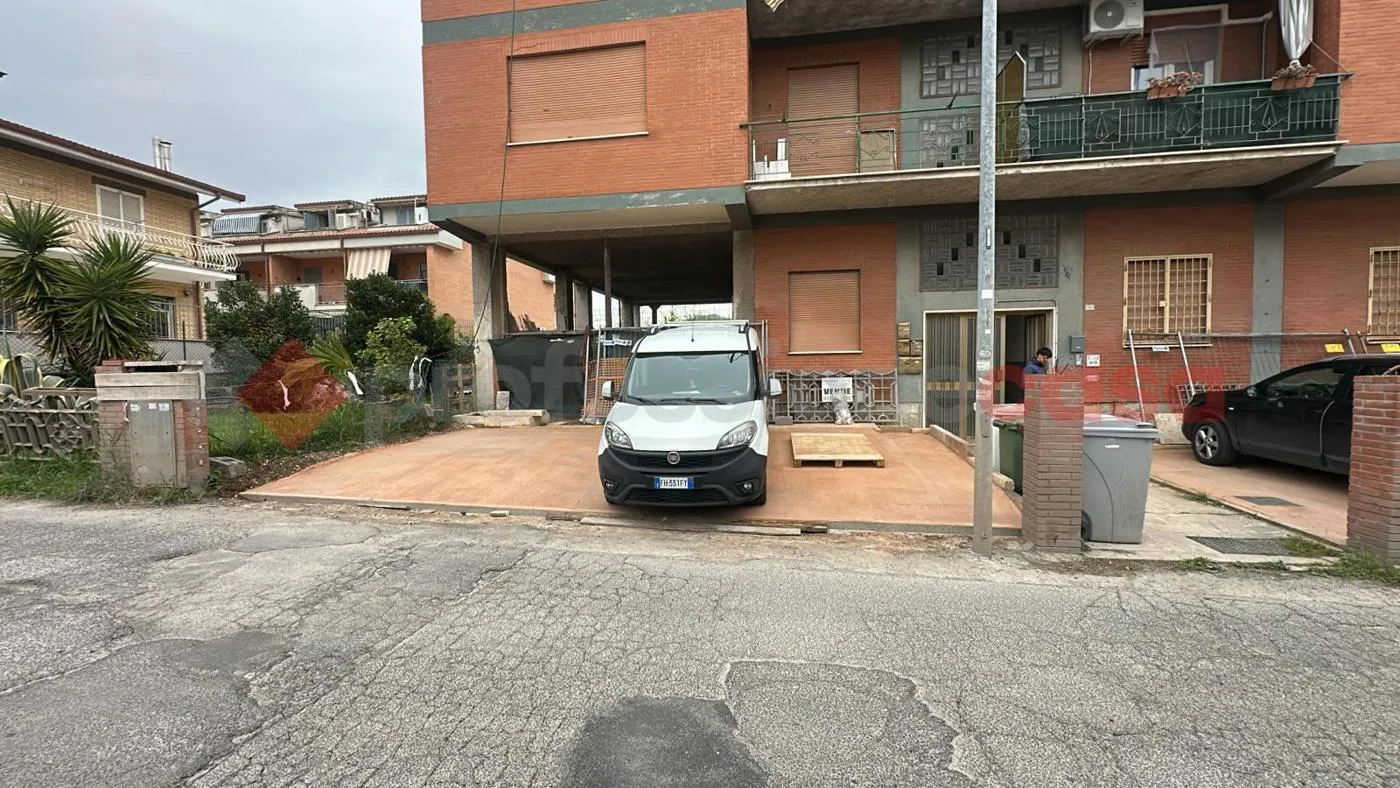 Foto 3 di 4 - Garage in vendita a Guidonia Montecelio