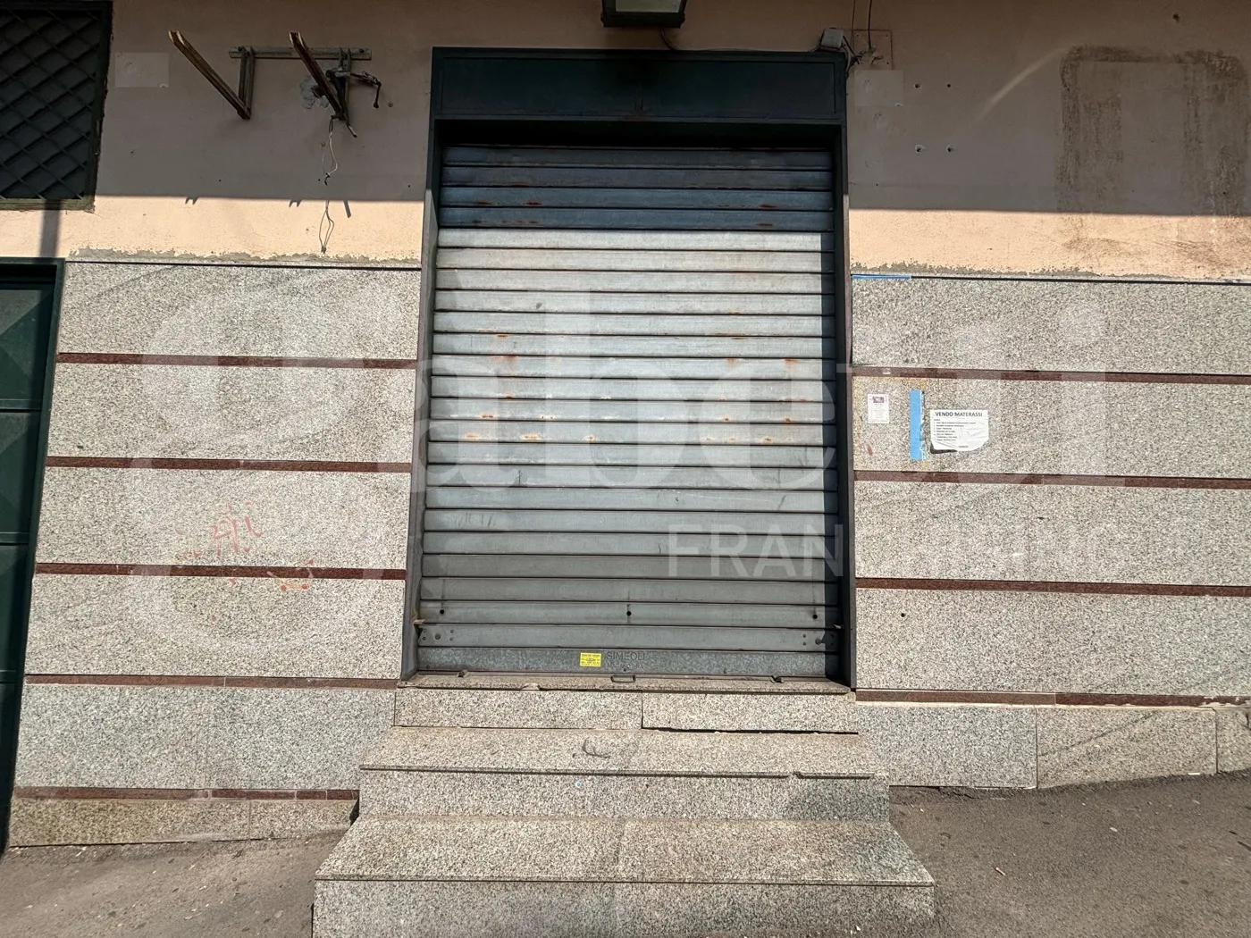 Foto 1 di 9 - Negozio in affitto a Napoli