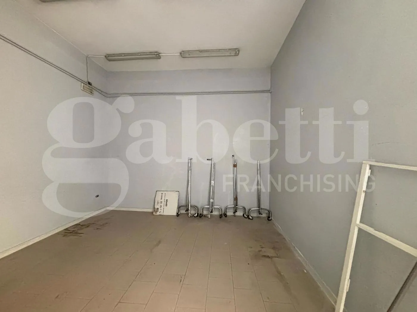 Foto 4 di 9 - Negozio in affitto a Napoli