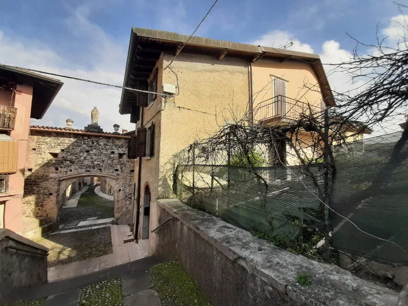 Foto 1 di 20 - Casa indipendente in affitto a San Felice del Benaco