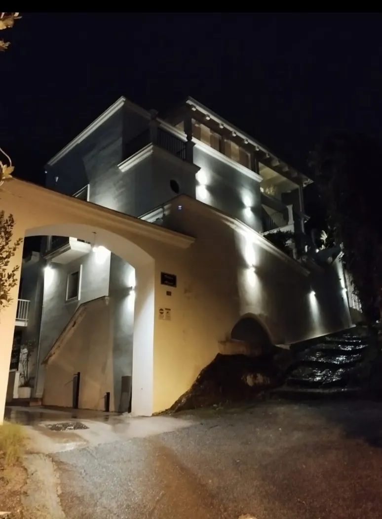 Foto 1 di 20 - Villa in vendita a Monte di Procida