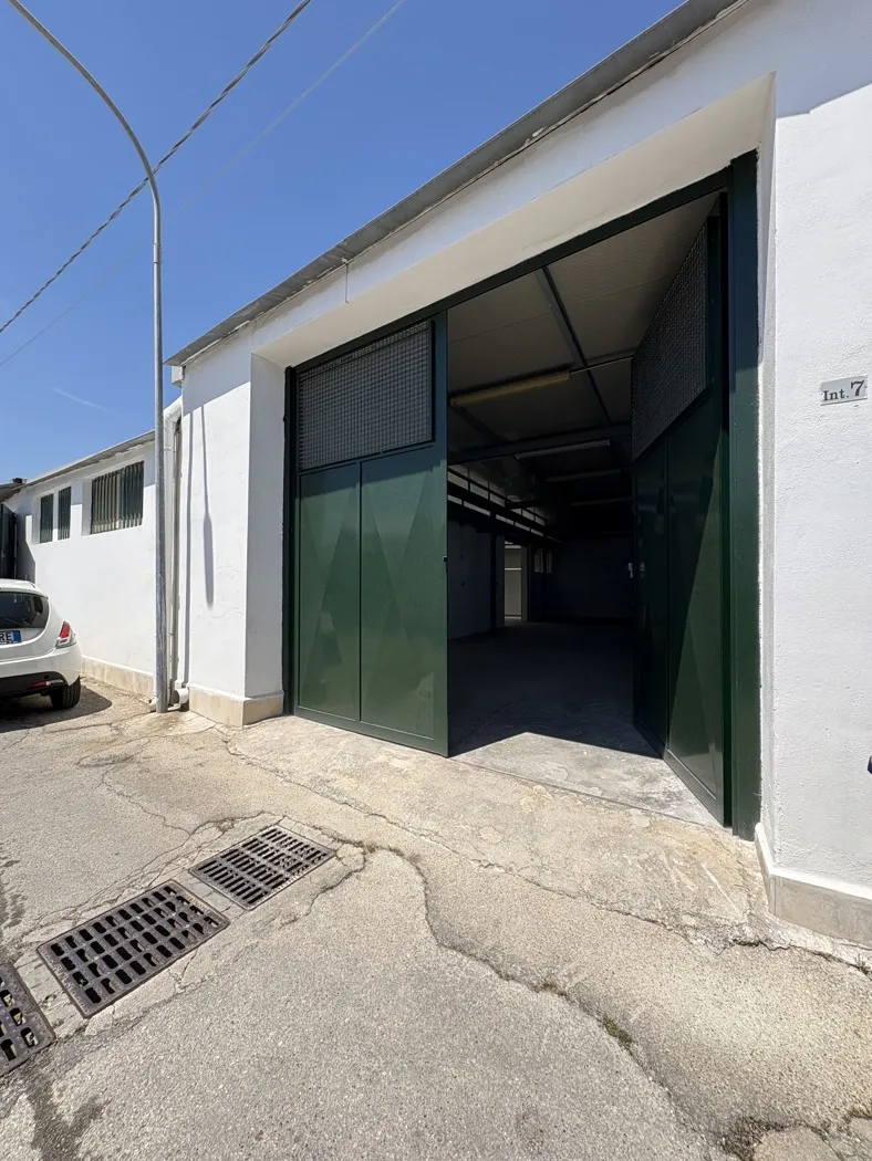 Foto 3 di 12 - Magazzino in affitto a Bari