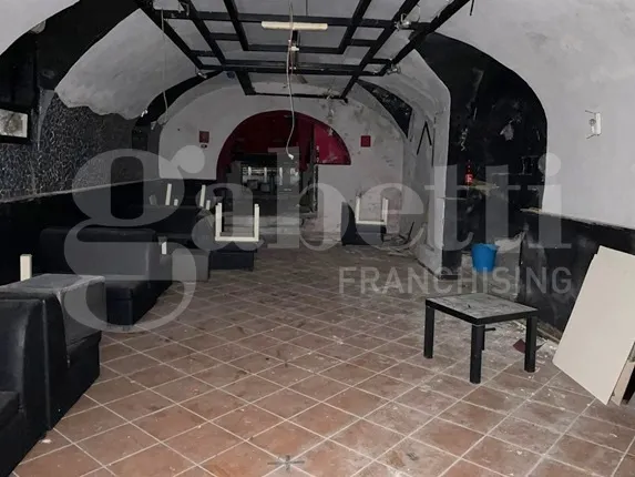 Foto 9 di 10 - Magazzino in affitto a Napoli