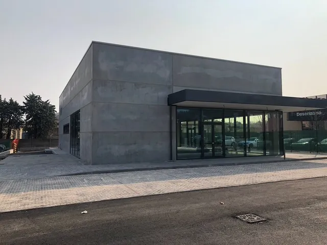 Foto 1 di 20 - Negozio in vendita a Desenzano del Garda