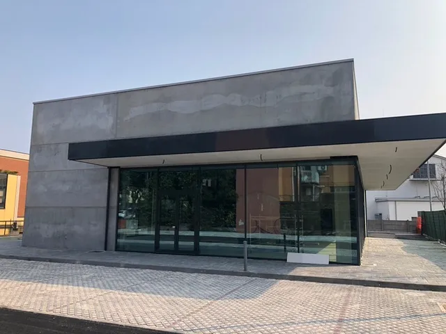 Foto 15 di 20 - Negozio in vendita a Desenzano del Garda