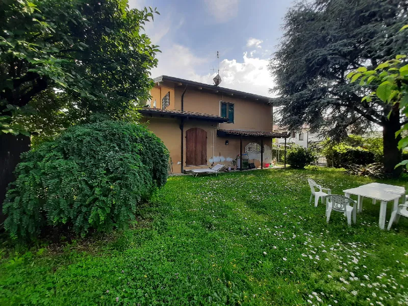 Foto 1 di 20 - Villa a schiera in vendita a San Felice del Benaco
