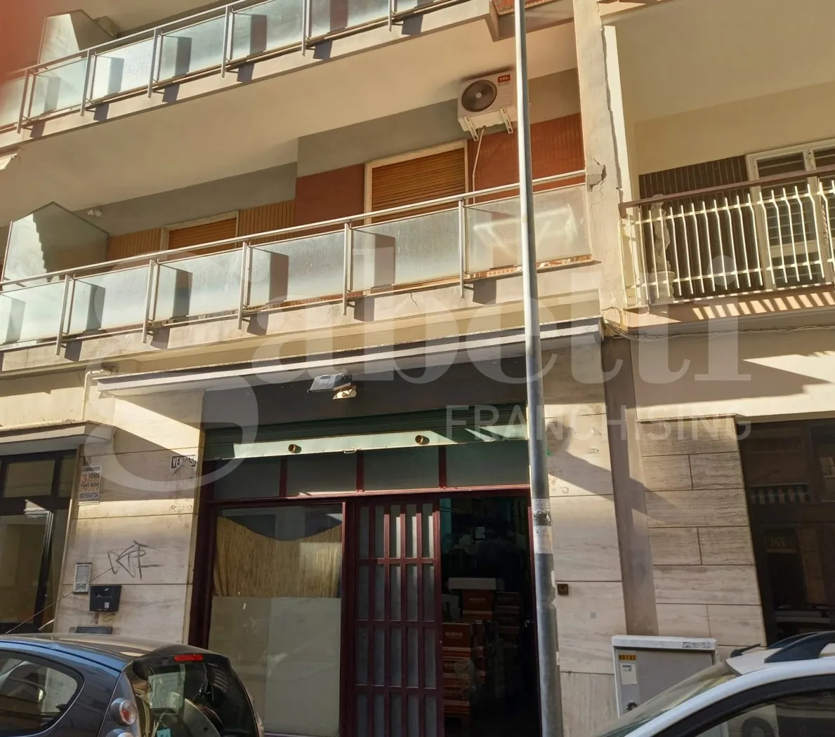 Foto 1 di 13 - Negozio in vendita a Bari