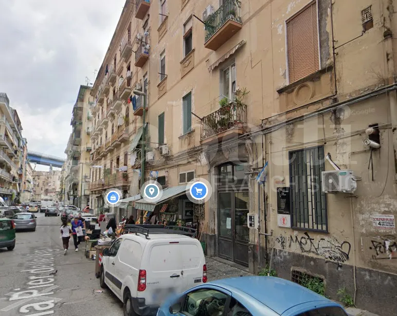 Foto 1 di 5 - Magazzino in affitto a Napoli