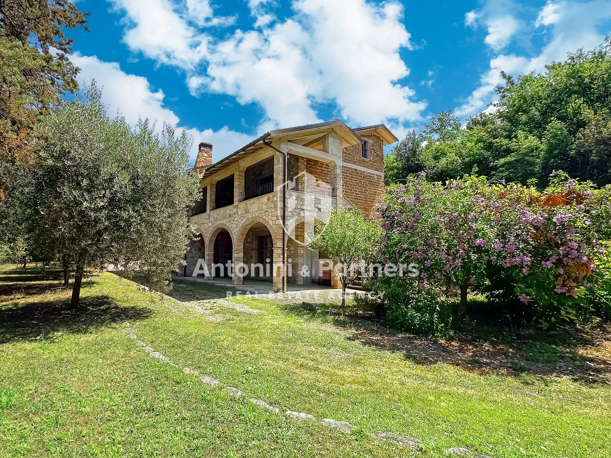 Foto 2 di 35 - Casa indipendente in vendita a Todi