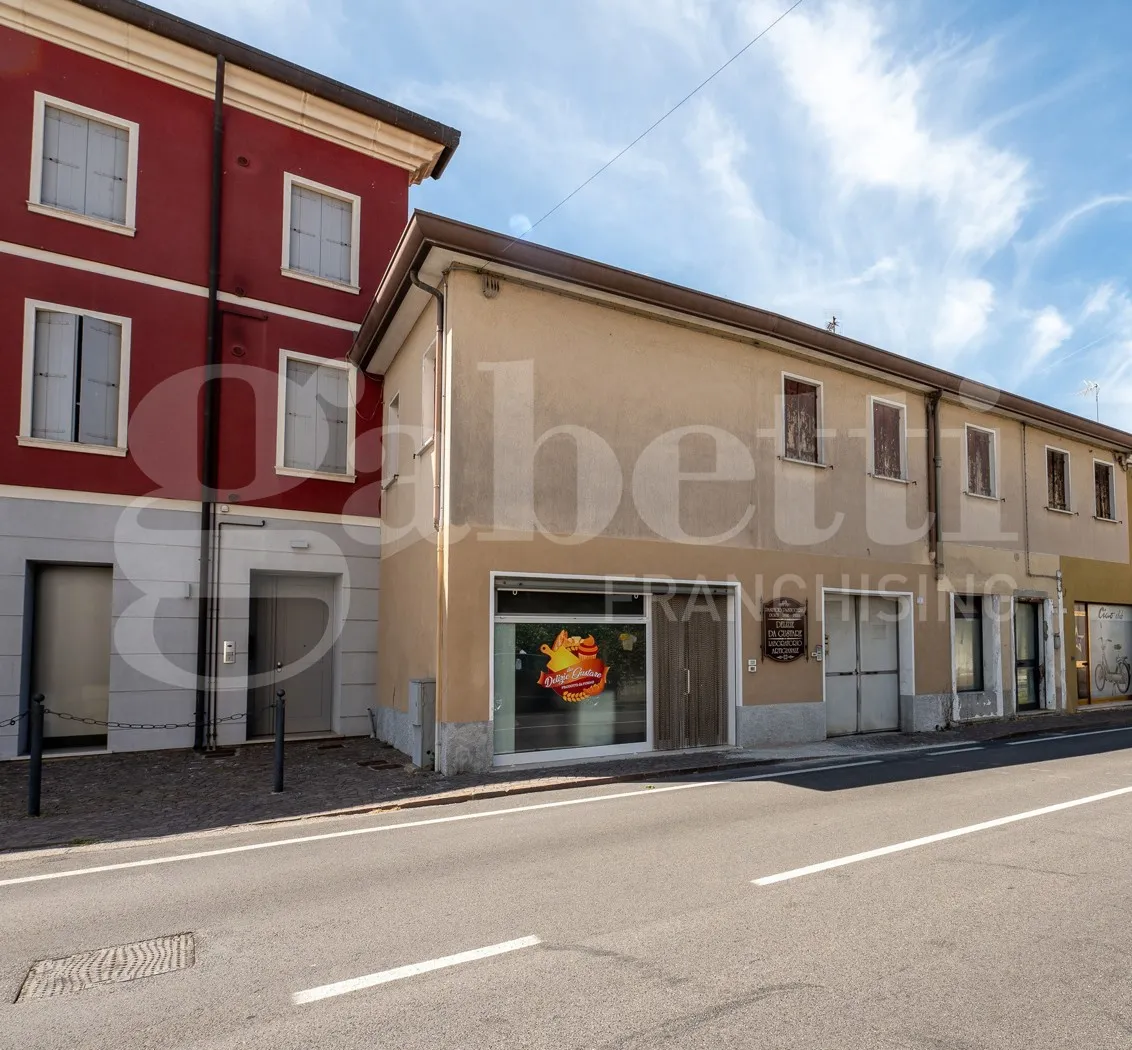 Palazzo o stabile in vendita a Tribano