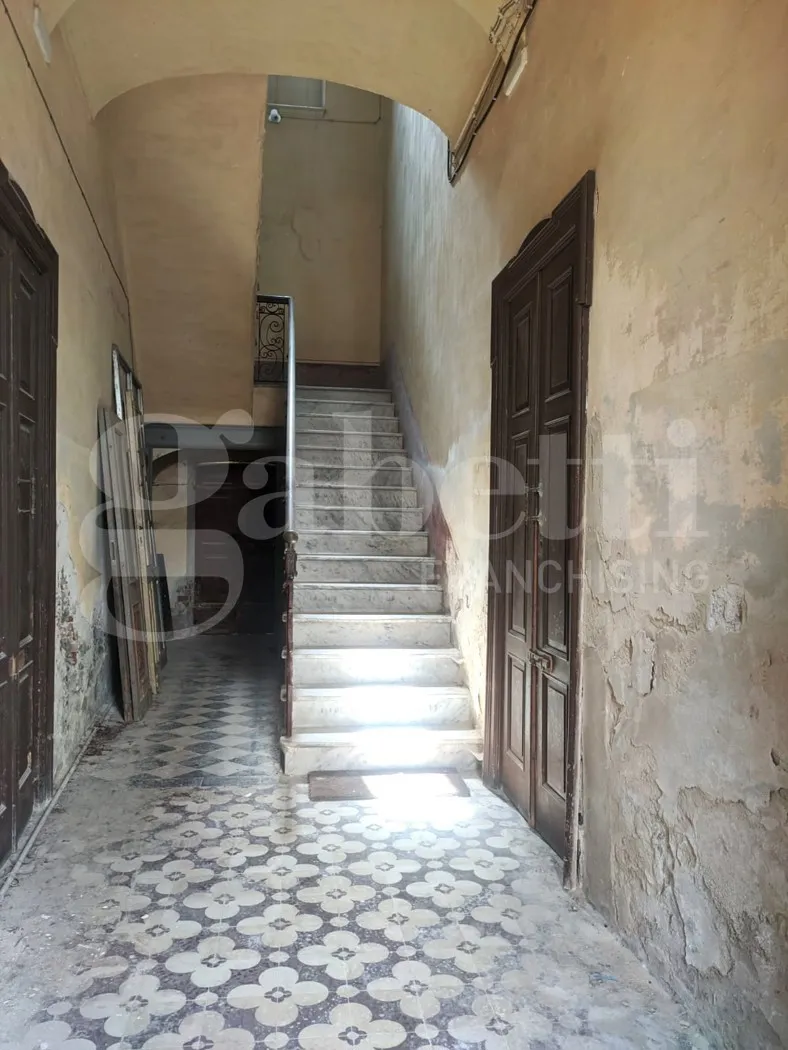 Foto 1 di 15 - Palazzo o stabile in vendita a Oristano