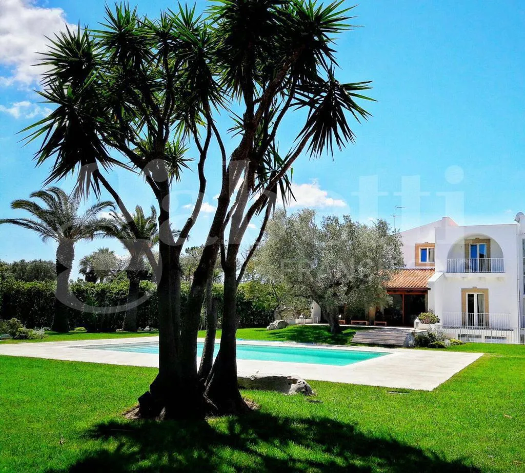 Foto 1 di 25 - Villa in vendita a Brindisi
