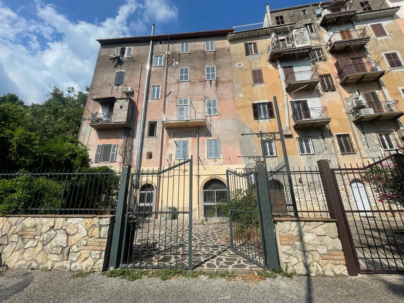 Foto 1 di 33 - Negozio in affitto a San Polo Dei Cavalieri