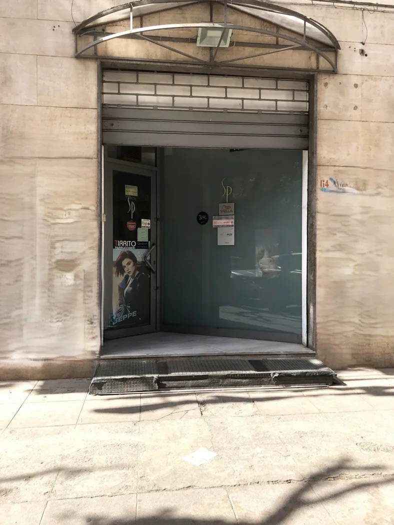 Foto 1 di 9 - Negozio in vendita a Palermo