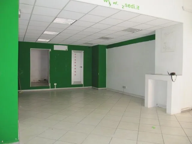 Foto 1 di 14 - Negozio in vendita a Brindisi