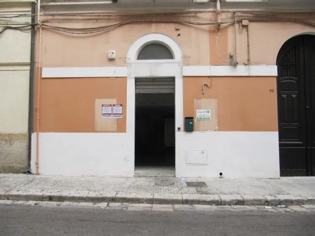 Foto 2 di 14 - Negozio in vendita a Brindisi