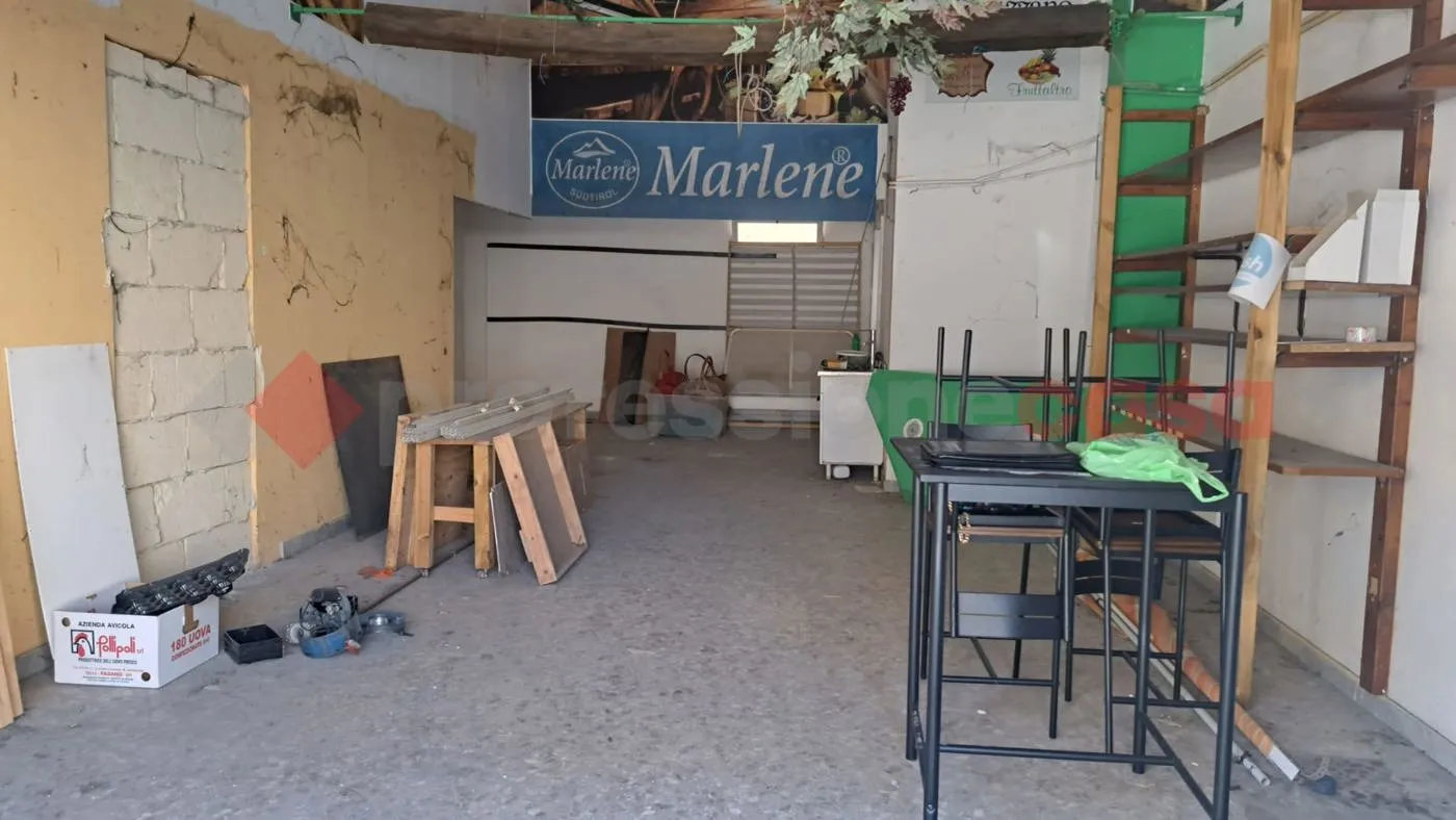 Foto 1 di 7 - Negozio in affitto a Bari