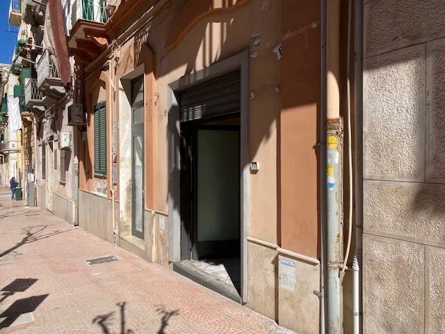 Foto 1 di 5 - Negozio in vendita a Taranto