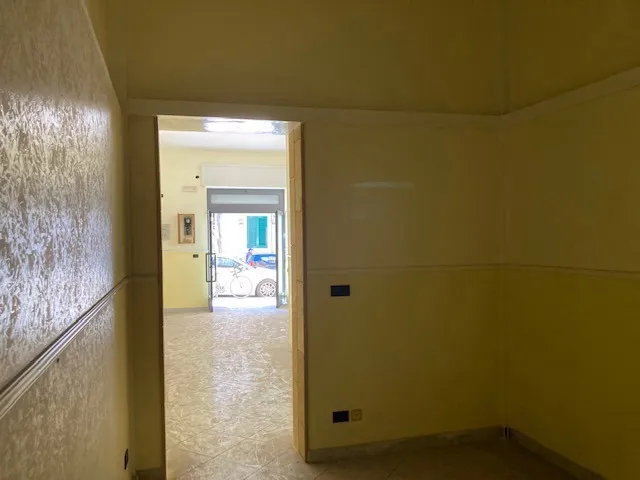 Foto 4 di 5 - Negozio in vendita a Taranto