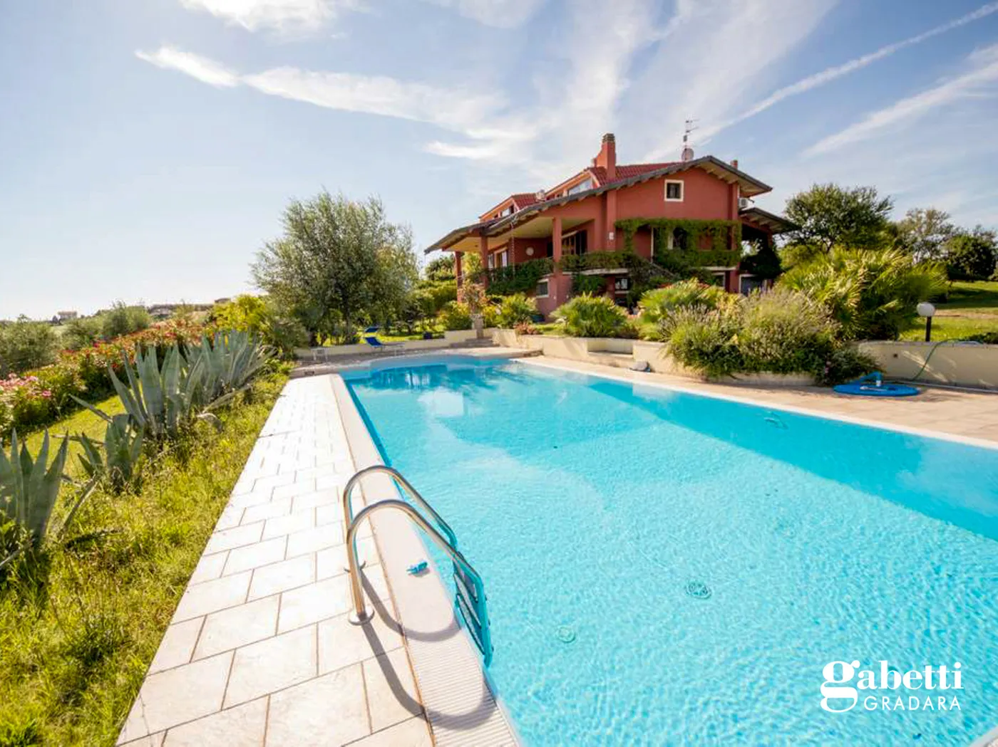 Foto 1 di 33 - Villa in vendita a Gradara
