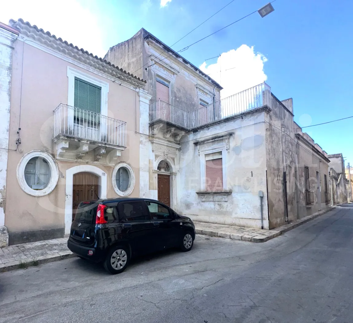 Foto 1 di 22 - Casa indipendente in vendita a Avola